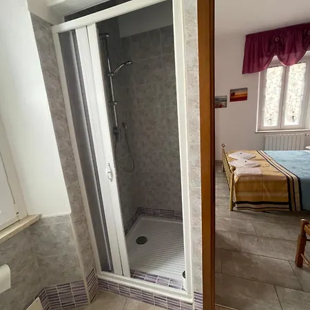 Le Del Baldo Parcheggio Gratuito In Centro Storico Guest house Peschiera del Garda